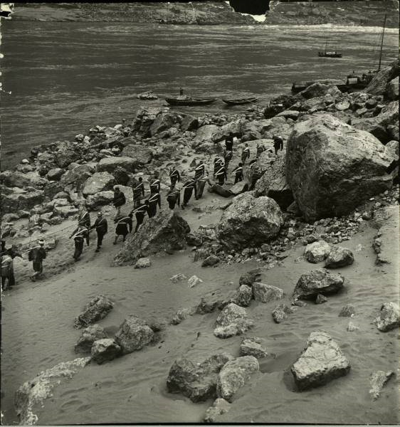 老照片：万州长江边上的纤夫