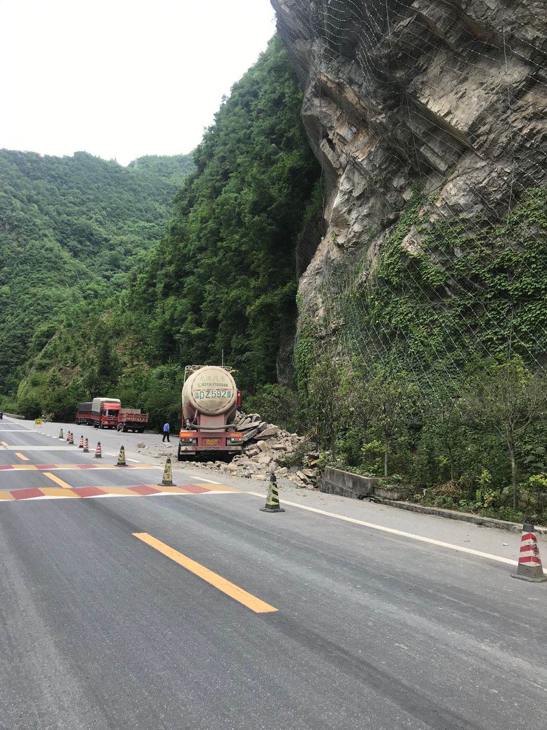 城口油坊沟路段大面积山体垮方