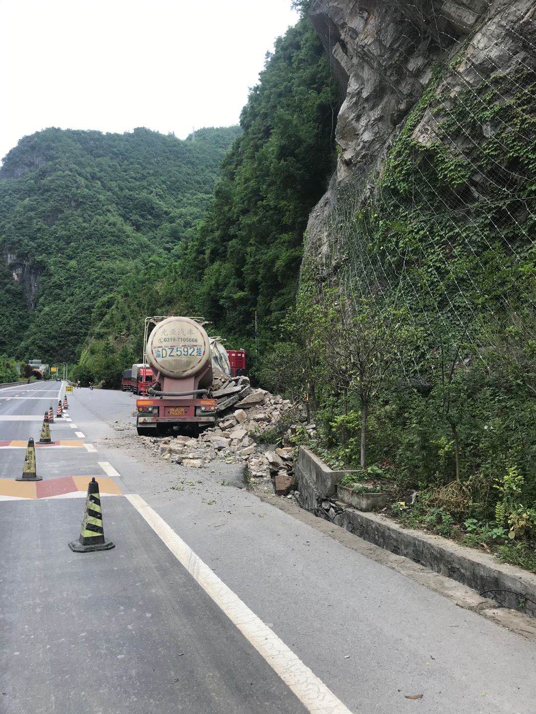 城口油坊沟路段大面积山体垮方